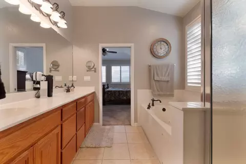 Entry Way - 190 Kentucky Ct, Manteca, CA 95337 photo 4 of 6