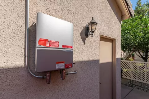Exterior - 190 Kentucky Ct, Manteca, CA 95337 photo 6 of 15