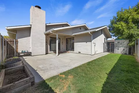 Exterior - 2 N Pinewood Ct, Lodi, CA 95242 photo 3 of 4