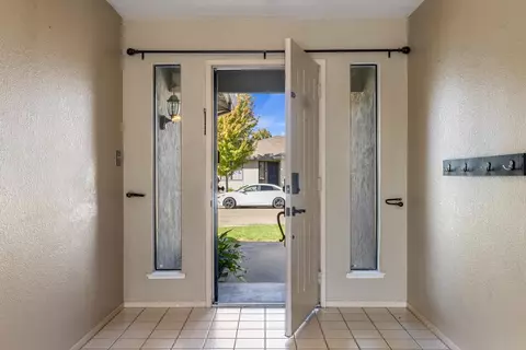 Entry Way - 2 N Pinewood Ct, Lodi, CA 95242 photo 2 of 8