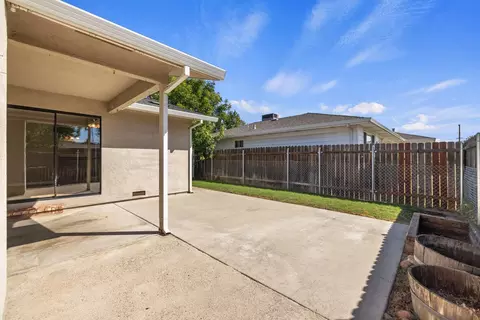 Exterior - 2 N Pinewood Ct, Lodi, CA 95242 photo 2 of 4