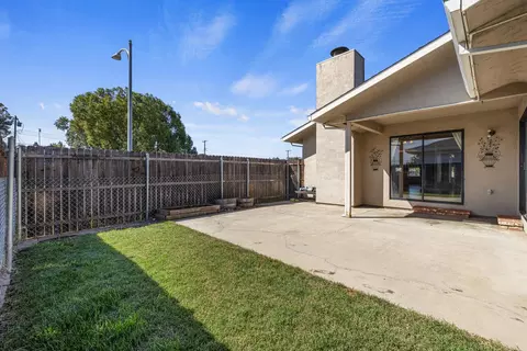 Exterior - 2 N Pinewood Ct, Lodi, CA 95242 photo 4 of 4