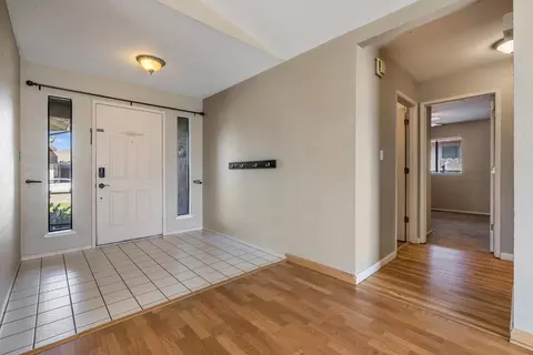 Entry Way - 2 N Pinewood Ct, Lodi, CA 95242 photo 3 of 8