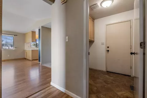 Entry Way - 2 N Pinewood Ct, Lodi, CA 95242 photo 4 of 8