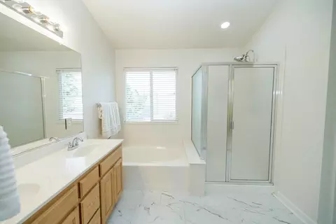 Bath - 2217 Lionudakis Ct, Modesto, CA 95355 photo 2 of 5