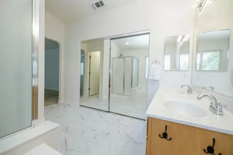 Bath - 2217 Lionudakis Ct, Modesto, CA 95355 photo 3 of 5