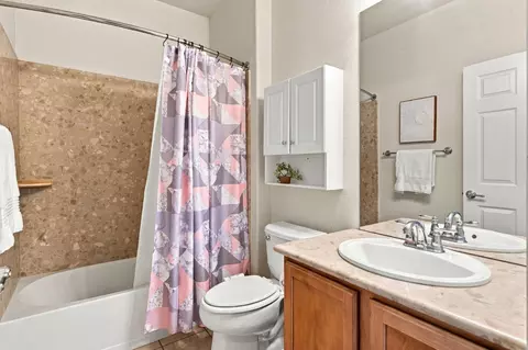 Bath - 1587 Maple Valley St, Manteca, CA 95336 photo 1 of 3