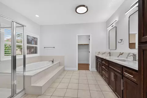Bath - 719 Lars Ct, Modesto, CA 95351 photo 2 of 4