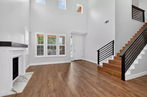 Living - 719 Lars Ct, Modesto, CA 95351 photo 2 of 5