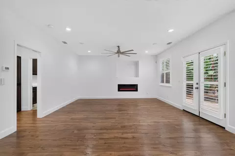 Living - 719 Lars Ct, Modesto, CA 95351 photo 4 of 5
