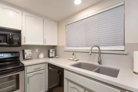 Kitchen - 664 Shadowview Ct, Turlock, CA 95382 photo 1 of 4