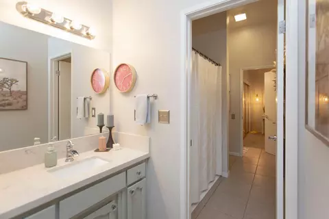 Bath - 664 Shadowview Ct, Turlock, CA 95382 photo 1 of 3