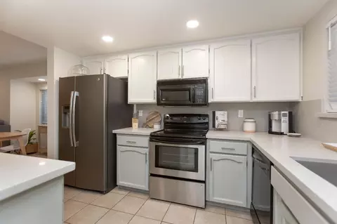 Kitchen - 664 Shadowview Ct, Turlock, CA 95382 photo 3 of 4
