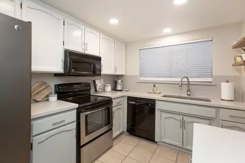 Kitchen - 664 Shadowview Ct, Turlock, CA 95382 photo 2 of 4