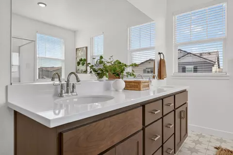 Bath - 3608 Silver Pine Ln, Rocklin, CA 95677 photo 2 of 7