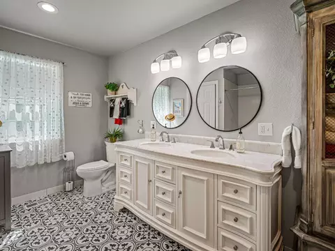 Bath - 4711 Meadowview Acres Rd, Cool, CA 95614 photo 2 of 7