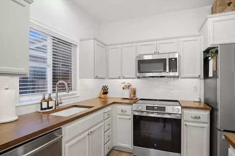Kitchen - 2186 Typhoon Ct, Turlock, CA 95380 photo 2 of 4