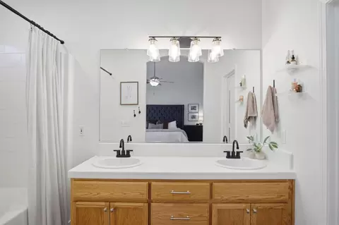 Bath - 2186 Typhoon Ct, Turlock, CA 95380 photo 1 of 2
