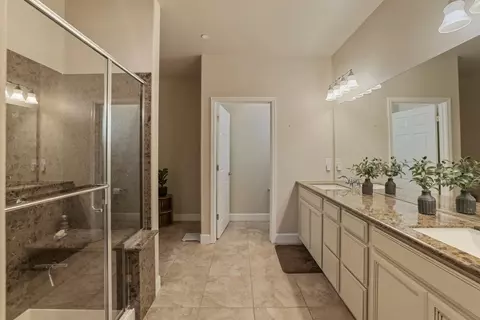 Bath - 2651 Glen Echo Ln, Manteca, CA 95336 photo 2 of 4