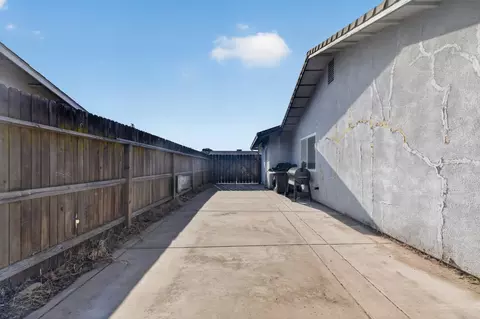 Exterior - 1936 Forest Ln, Manteca, CA 95336 photo 3 of 4