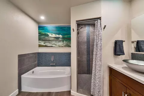 Bath - 2510 Bueno Dr, Davis, CA 95616 photo 3 of 5