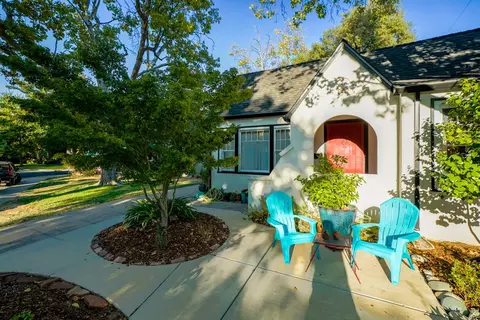 2813 27th St, Sacramento, CA 95818