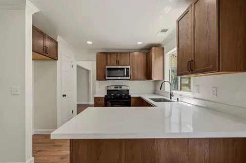 Kitchen - 2025 Hearthstone Ln, Modesto, CA 95355 photo 4 of 8