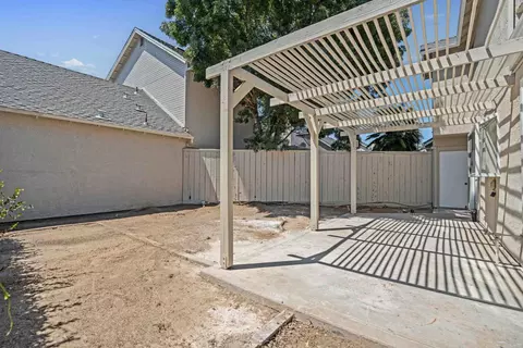 Exterior - 2025 Hearthstone Ln, Modesto, CA 95355 photo 7 of 9