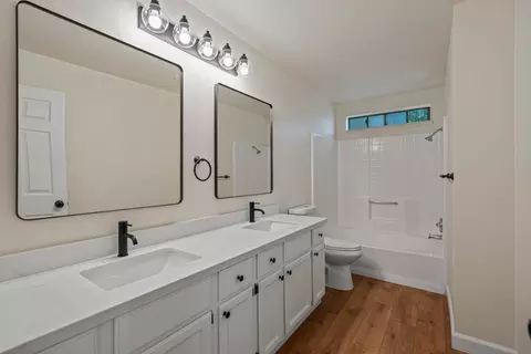 Bath - 2025 Hearthstone Ln, Modesto, CA 95355 photo 3 of 3