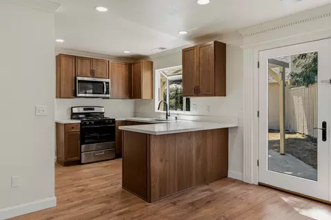 Kitchen - 2025 Hearthstone Ln, Modesto, CA 95355 photo 7 of 8