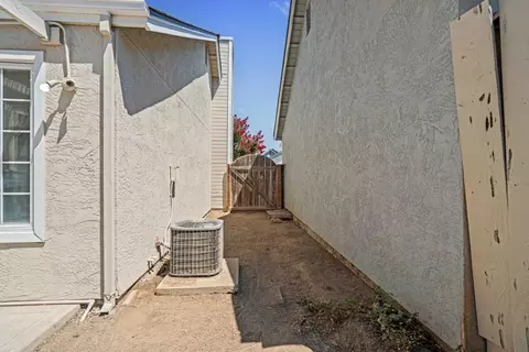 Exterior - 2025 Hearthstone Ln, Modesto, CA 95355 photo 8 of 9