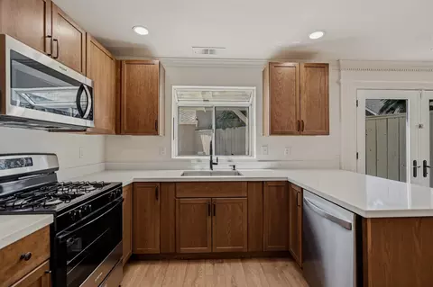Kitchen - 2025 Hearthstone Ln, Modesto, CA 95355 photo 2 of 8
