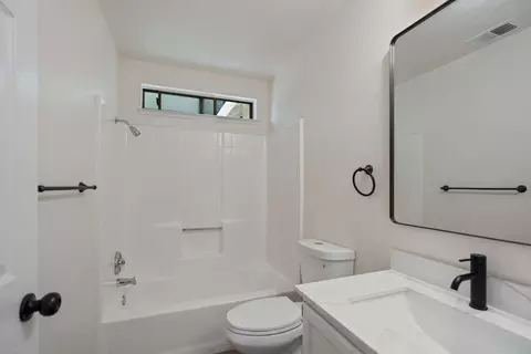 Bath - 2025 Hearthstone Ln, Modesto, CA 95355 photo 2 of 3