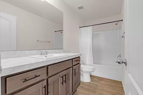 Bath - 993 Kaizen Way, Olivehurst, CA 95961 photo 2 of 2