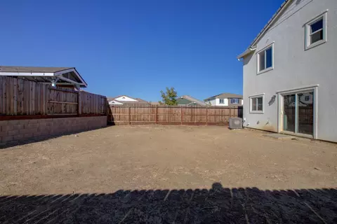 Exterior - 2220 Blossom Ranch Rd, Patterson, CA 95363 photo 4 of 5