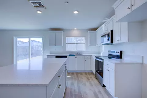 Kitchen - 2220 Blossom Ranch Rd, Patterson, CA 95363 photo 3 of 4