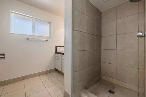 Bath - 418 Lupton St, Manteca, CA 95337 photo 1 of 3