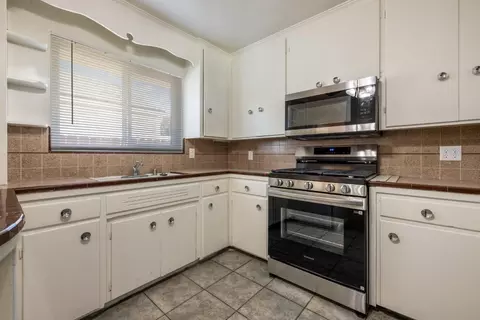 Kitchen - 418 Lupton St, Manteca, CA 95337 photo 2 of 4