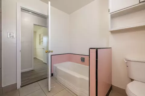 Bath - 418 Lupton St, Manteca, CA 95337 photo 2 of 3