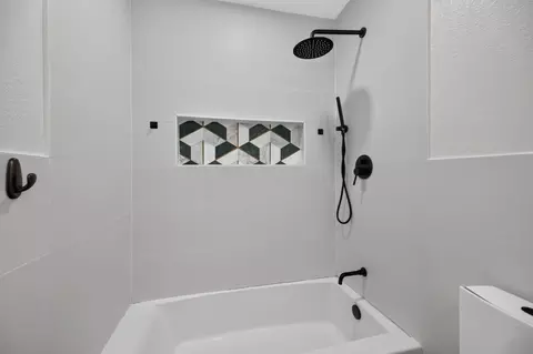 Bath - 1733 Ray Wise Ln, Tracy, CA 95376 photo 2 of 4