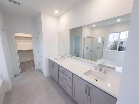 Bath - 16213 Sculptor Ave, Lathrop, CA 95330 photo 2 of 4