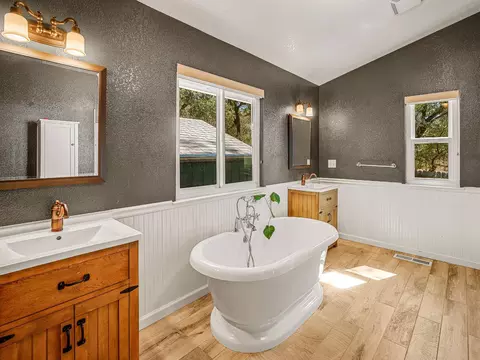 Bath - 2843 Smith Flat School Rd, Placerville, CA 95667 photo 1 of 3