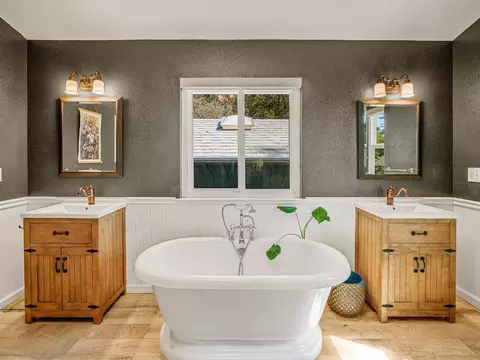 Bath - 2843 Smith Flat School Rd, Placerville, CA 95667 photo 2 of 3