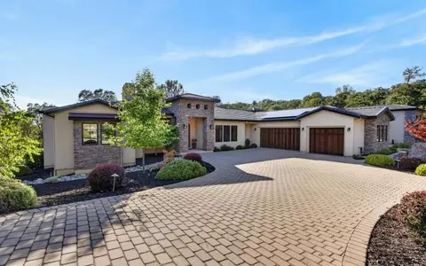 23310 Darkhorse Dr, Auburn, CA 95602