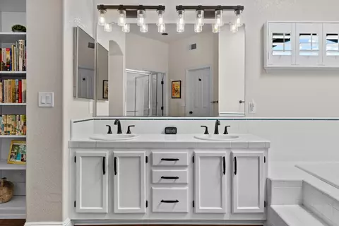 Bath - 2615 Swindon Ct, Rocklin, CA 95765 photo 3 of 5