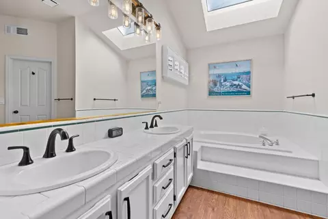 Bath - 2615 Swindon Ct, Rocklin, CA 95765 photo 2 of 5