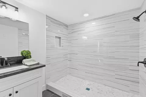Bath - 315 S J St, Madera, CA 93637 photo 3 of 4