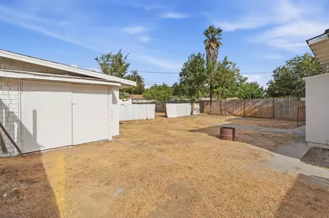 Exterior - 315 S J St, Madera, CA 93637 photo 5 of 10