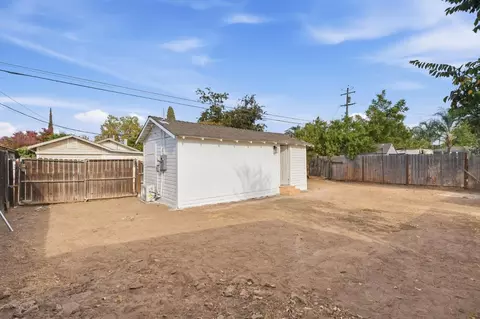 Exterior - 315 S J St, Madera, CA 93637 photo 9 of 10