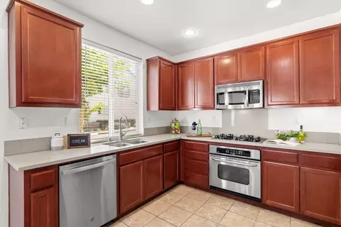 Kitchen - 1121 Andreas Ln, Tracy, CA 95376 photo 3 of 5